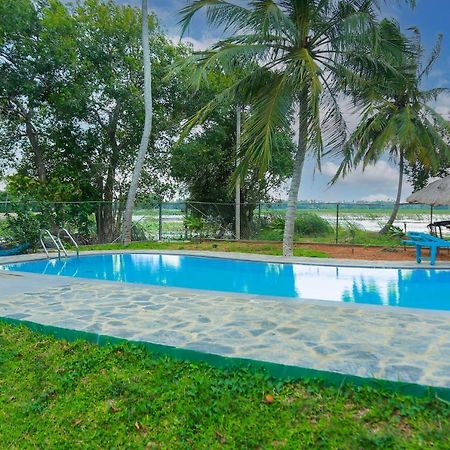 Lake Edge Holiday Inn Tissamaharama Exterior foto