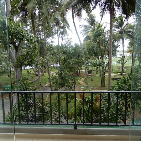 Lake Edge Holiday Inn Tissamaharama Quarto foto