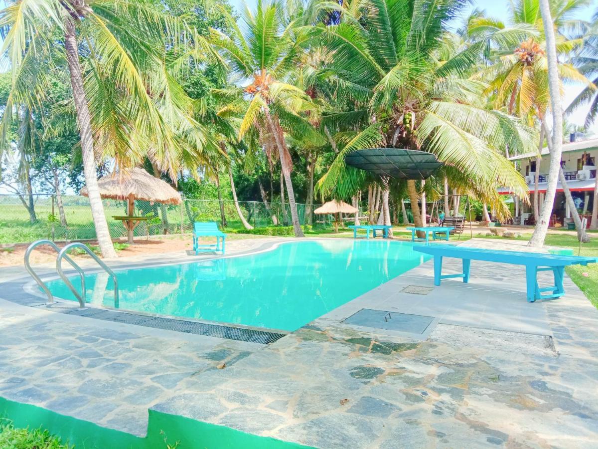 Lake Edge Holiday Inn Tissamaharama Exterior foto