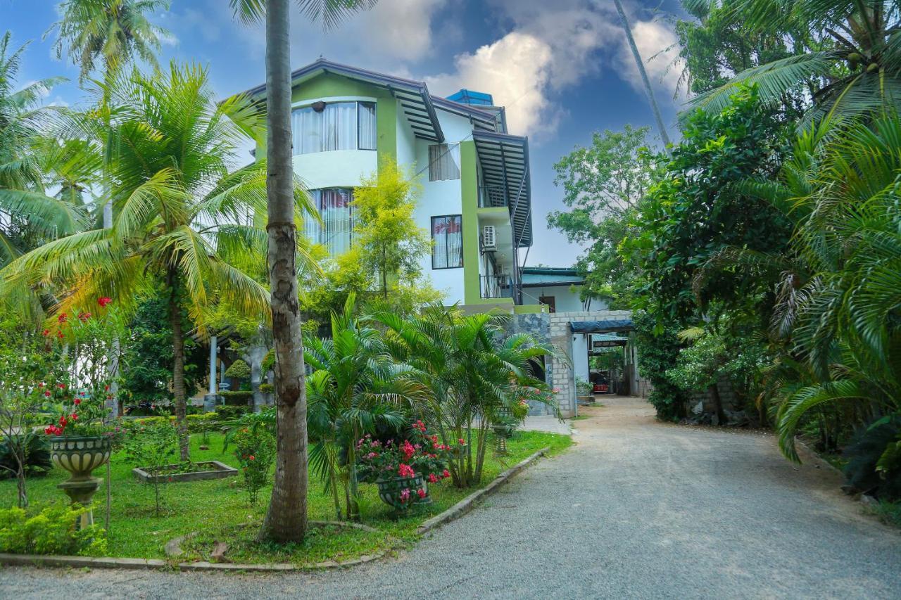 Lake Edge Holiday Inn Tissamaharama Exterior foto