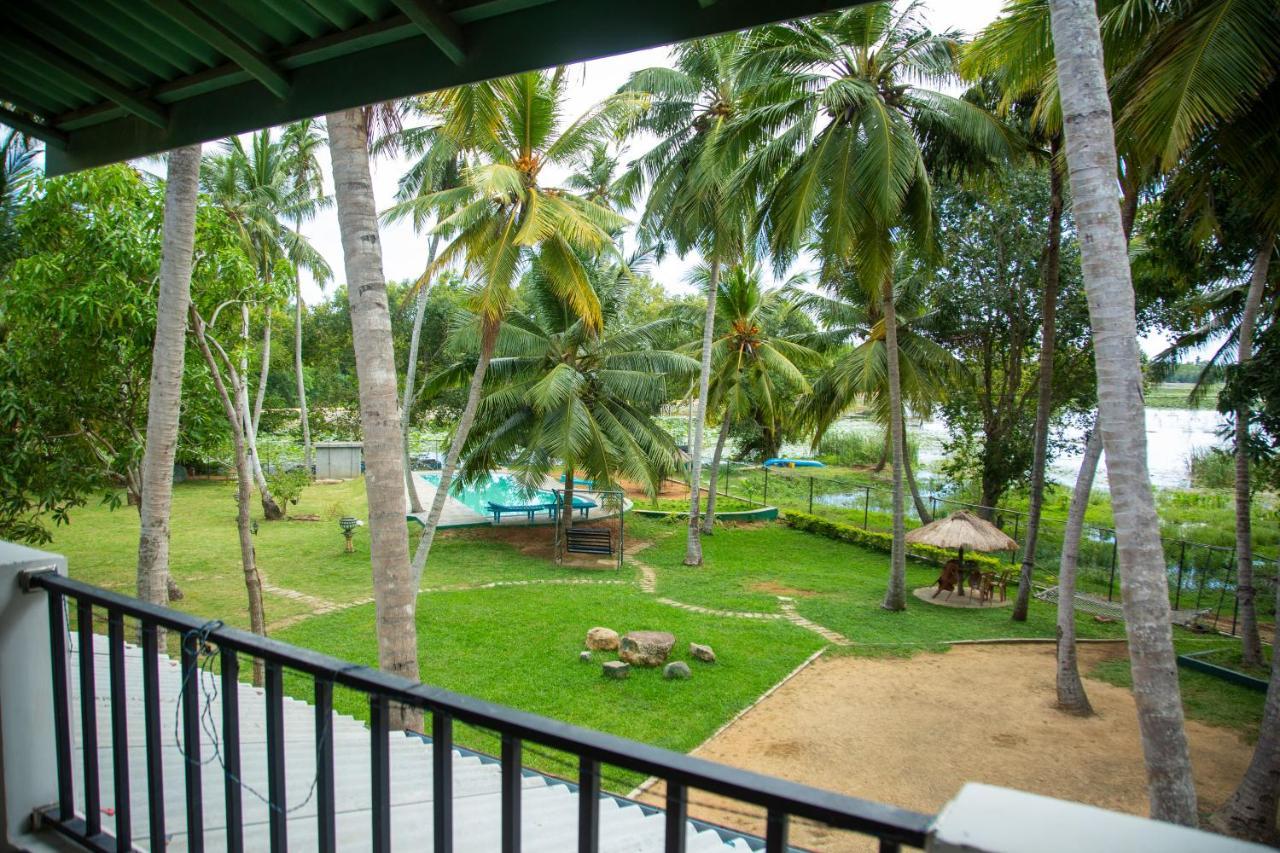 Lake Edge Holiday Inn Tissamaharama Exterior foto