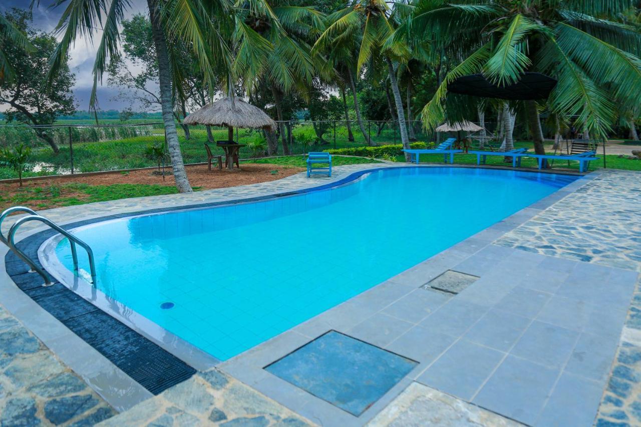 Lake Edge Holiday Inn Tissamaharama Exterior foto