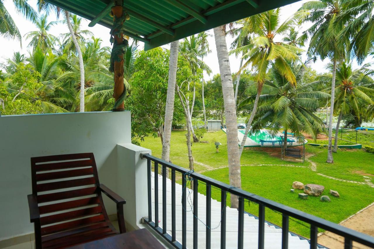 Lake Edge Holiday Inn Tissamaharama Exterior foto