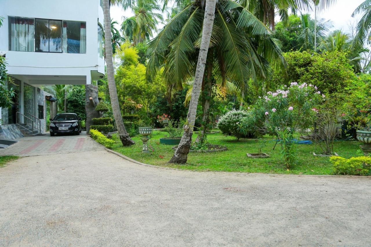 Lake Edge Holiday Inn Tissamaharama Exterior foto