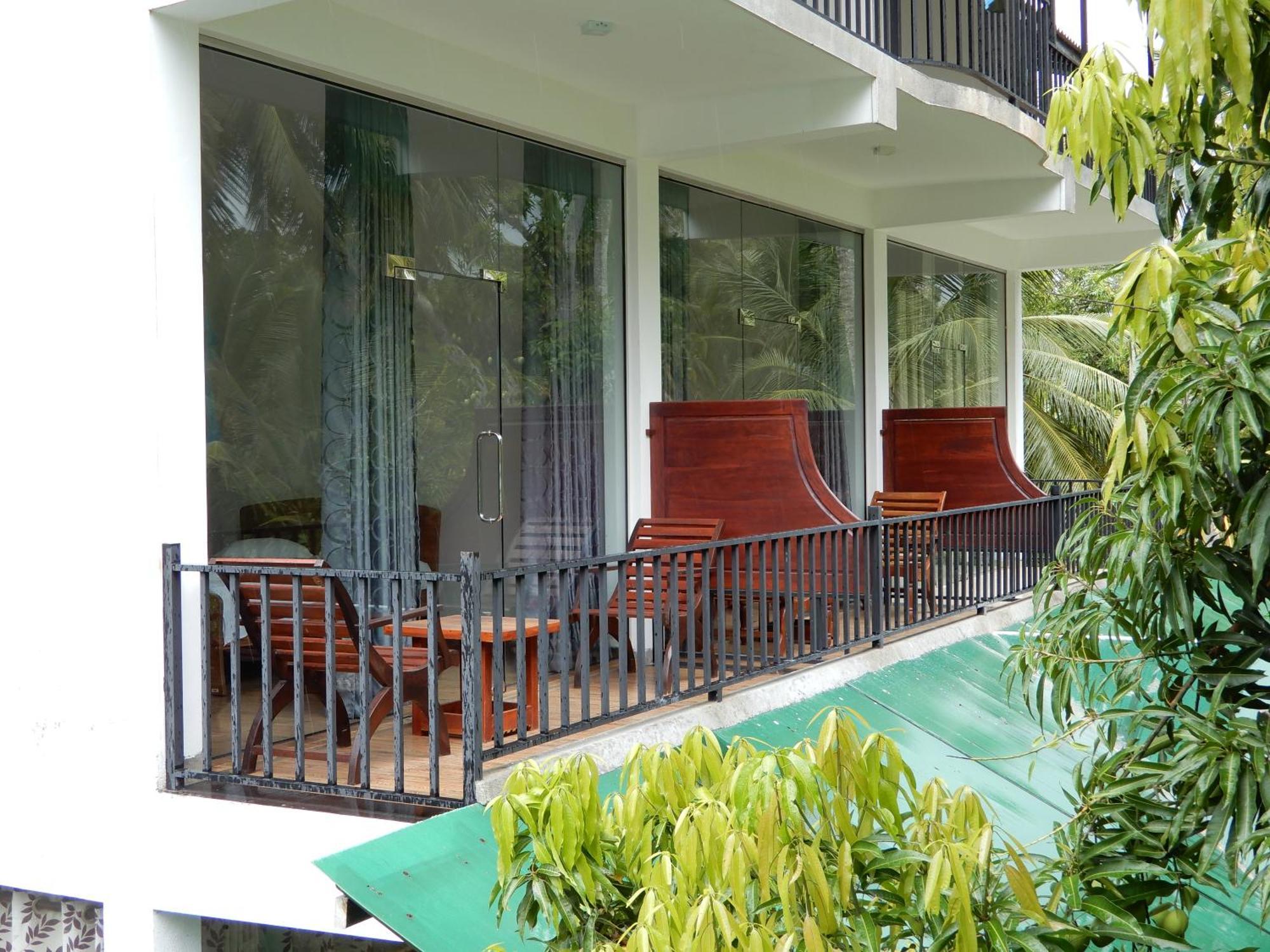 Lake Edge Holiday Inn Tissamaharama Quarto foto