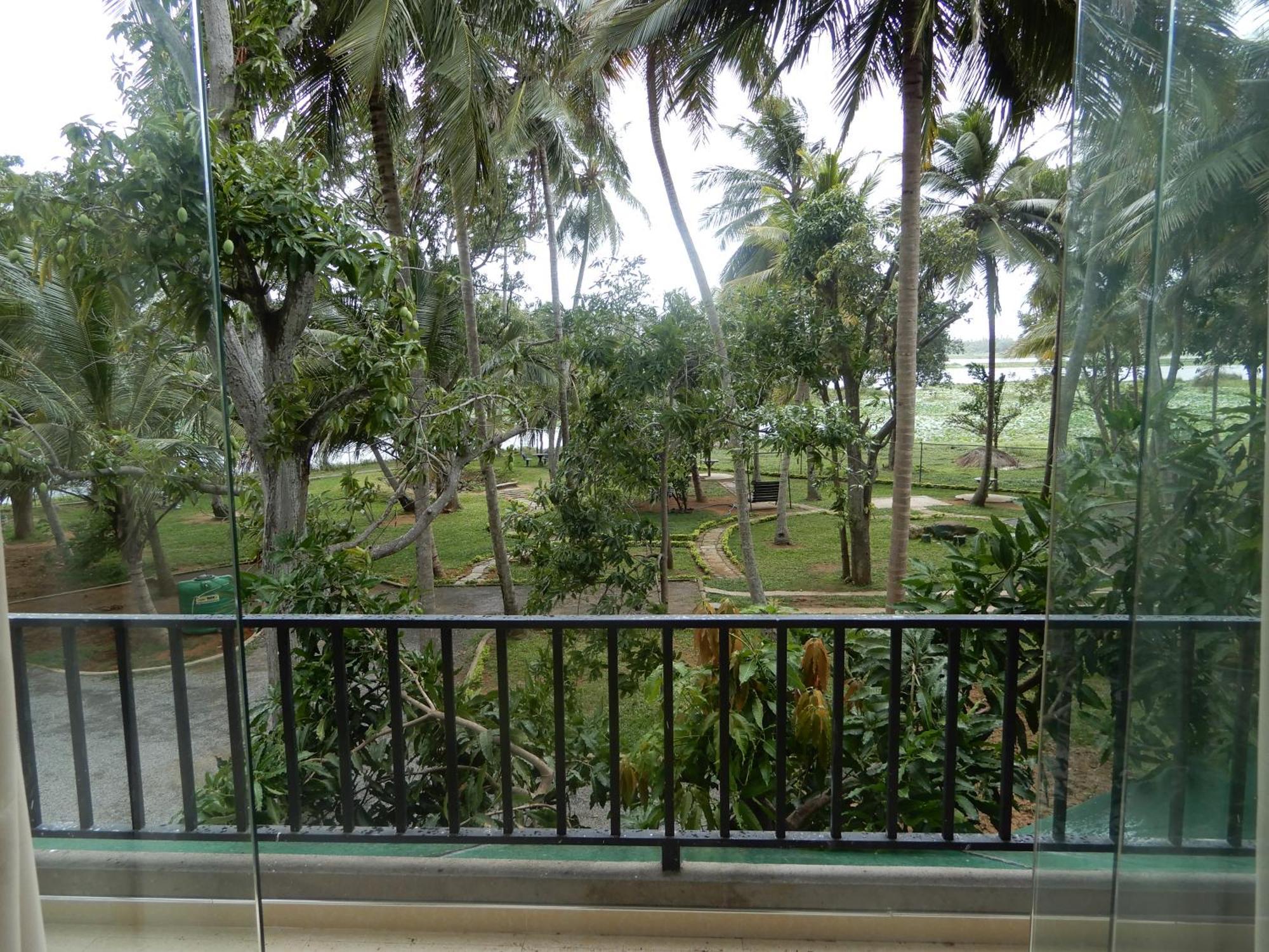 Lake Edge Holiday Inn Tissamaharama Quarto foto
