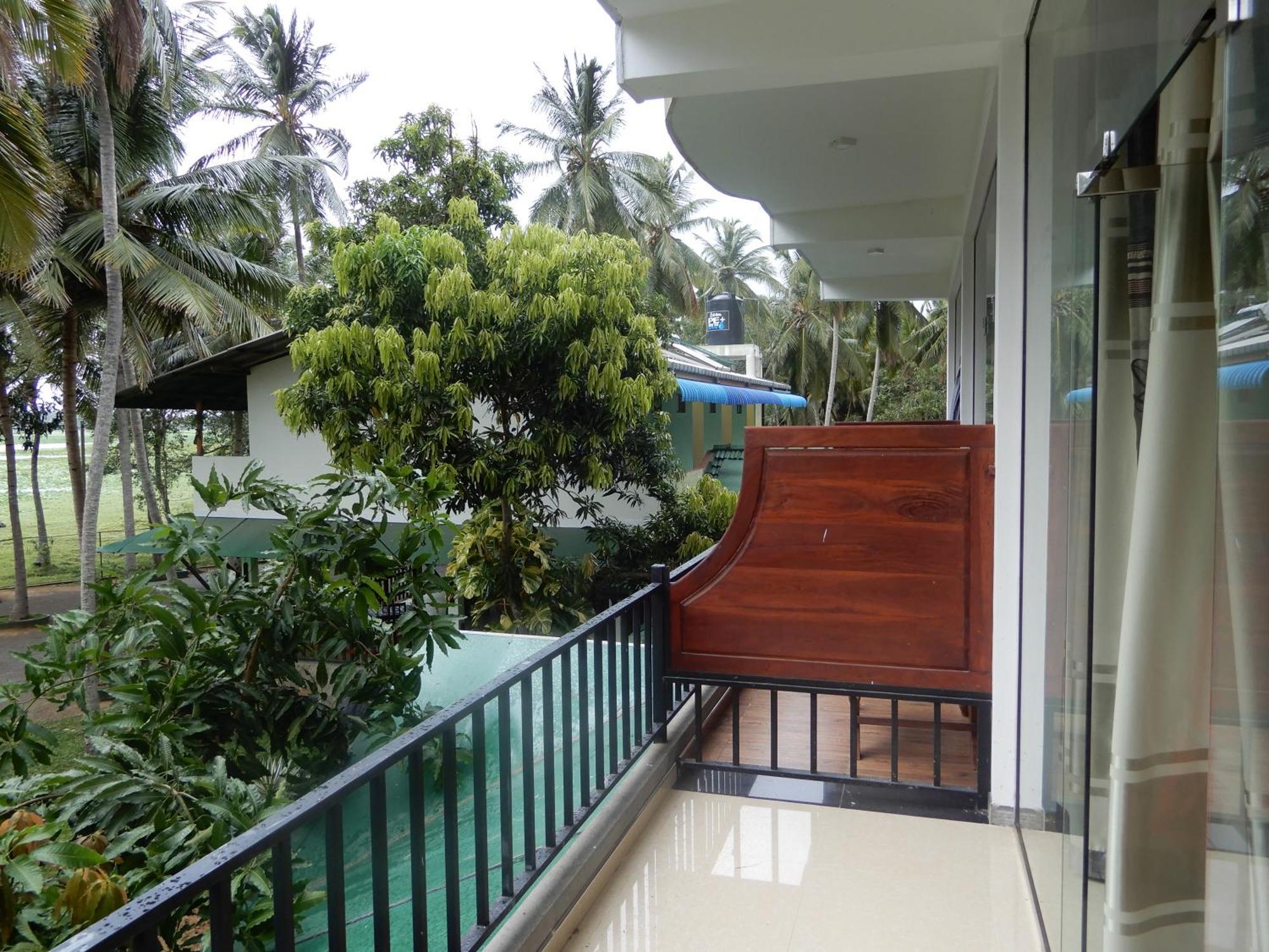 Lake Edge Holiday Inn Tissamaharama Quarto foto