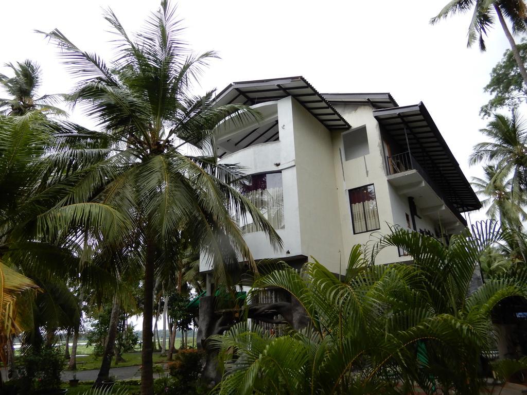 Lake Edge Holiday Inn Tissamaharama Exterior foto